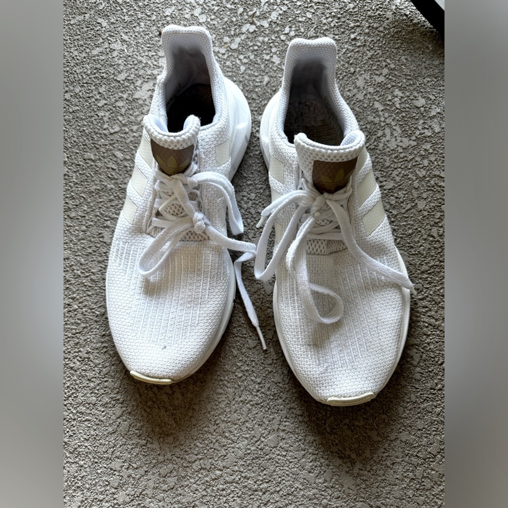 Adidas’s woman’s shoe good/fair cond sz 8.5? No tag, has flaws